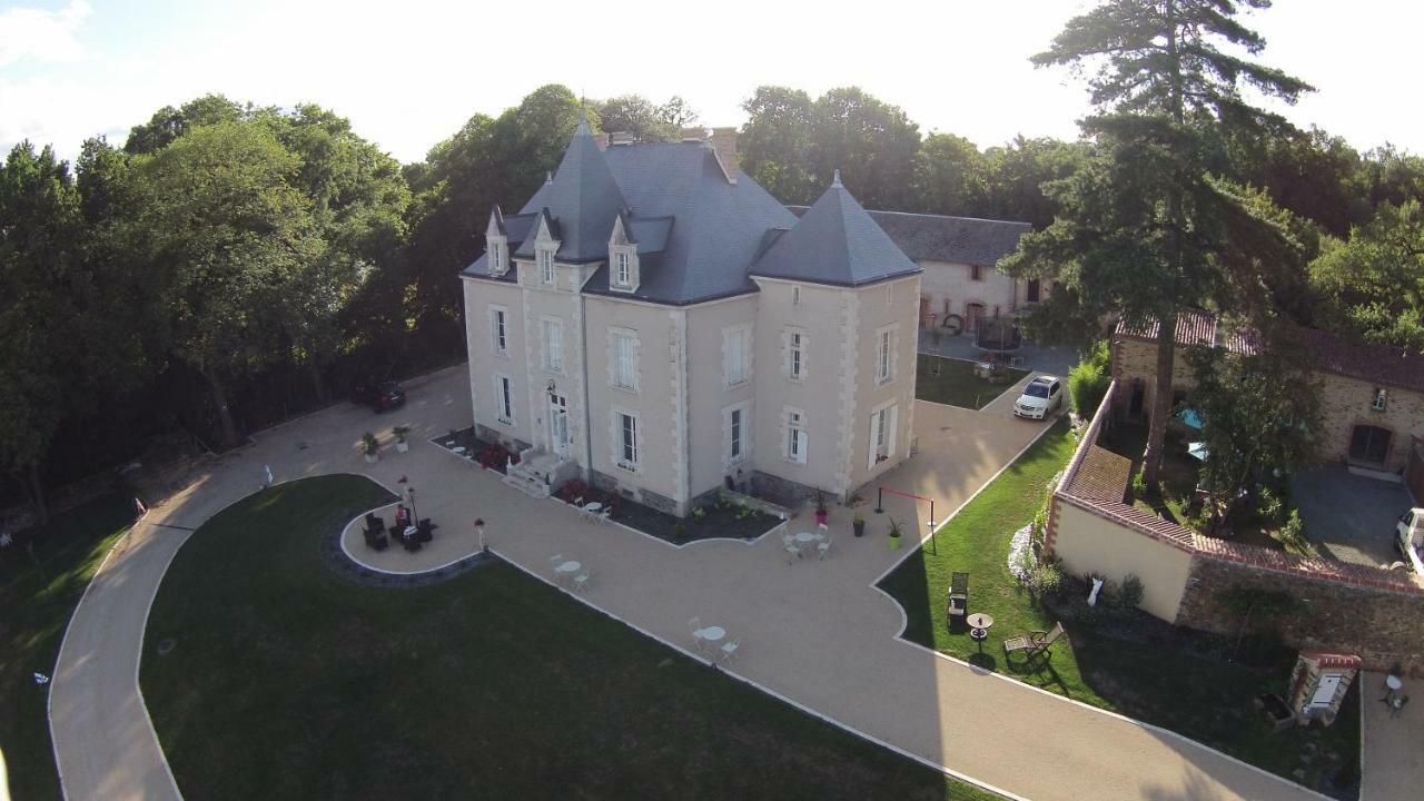 Le Petit Chateau Des Cedres Bed and Breakfast Mouchamps Buitenkant foto